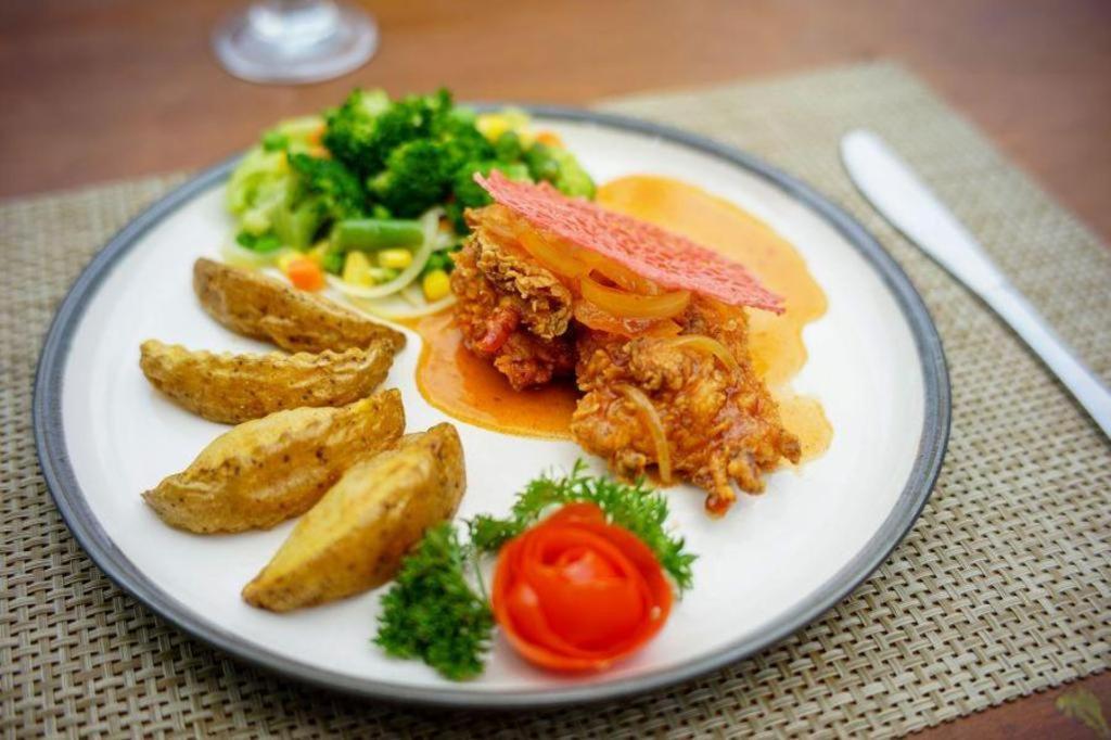 Taman Sari Hotel Dan Resort Sukabumi Zewnętrze zdjęcie